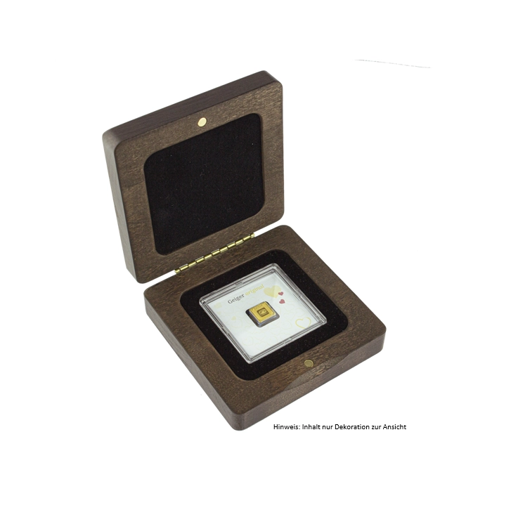 Wooden case for small square capsules